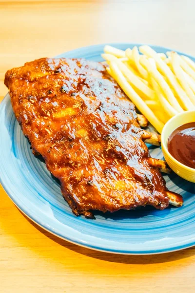 Gegrillter Grill oder Grillrippe mit Pommes — Stockfoto