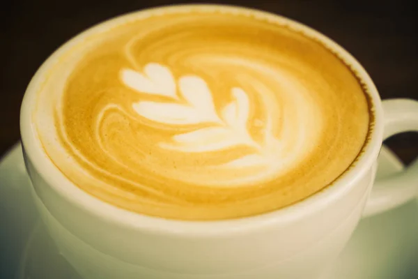 Café con leche caliente en taza blanca en la mesa en el restaurante y la cafetería —  Fotos de Stock