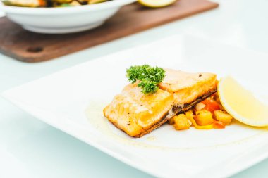 Beyaz tabak içinde somon steak