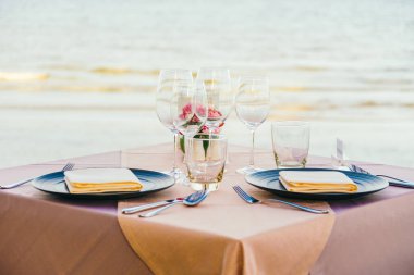 Romantik yemek masası Şarap kadehi ile ayar ve diğer