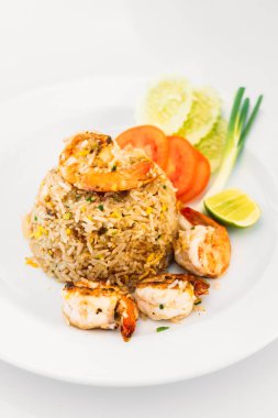 Kızarmış karidesli pilav