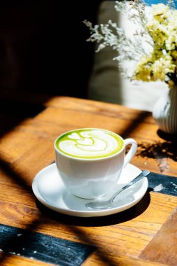 Yeşil çay, sütlü sütlü kahve.