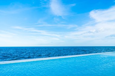 Mavi gökyüzü üzerinde deniz ve okyanus manzaralı sonsuzluk Yüzme Havuzu