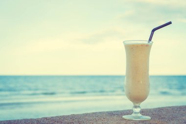 Muz smoothies cam içme buz