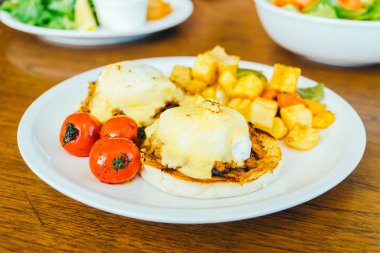 Yumurta benedict beyaz plaka