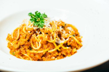 Spagetti veya makarna bolognese beyaz plaka