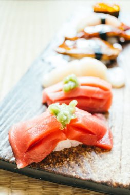 Ham ve taze nigiri suşi roll
