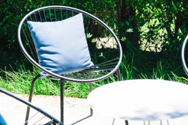 Yastık ile veranda sandalye ve masa ayarla