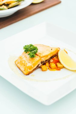 Beyaz tabak içinde somon steak