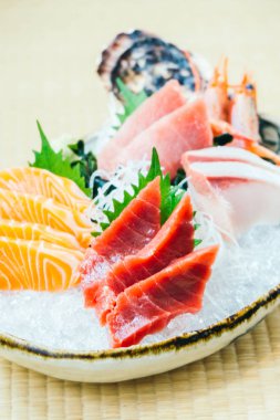 Ham ve taze somon balığı ve diğer sashimi Balık eti