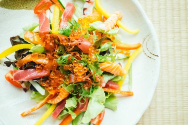 Bitkisel ham ve taze sashimi balık etli