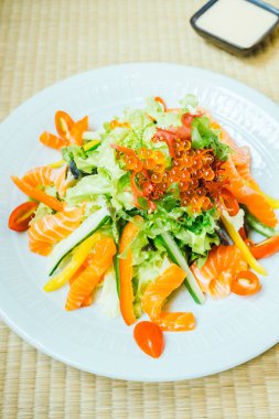 Beyaz tabak içinde somon salata