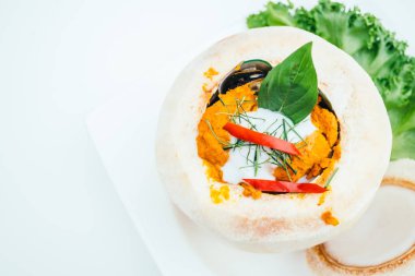 Buharda pişirilmiş köri Balık ve Hindistan cevizi içinde karışık deniz ürünleri