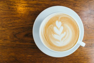 Restoran ve kafeterya masada beyaz fincan sıcak latte kahve