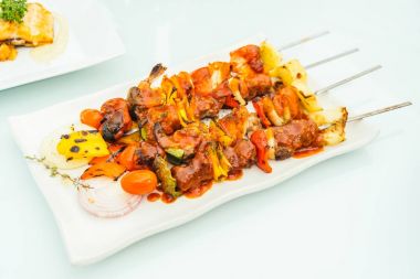 Barbekü et sopa beyaz plaka ızgara