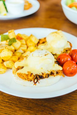 Yumurta benedict beyaz plaka