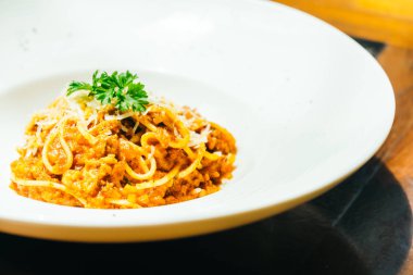 Spagetti veya makarna bolognese beyaz plaka