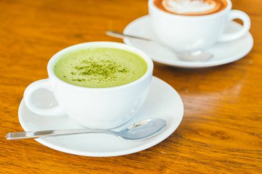 Sıcak yeşil matcha latte beyaz Kupası