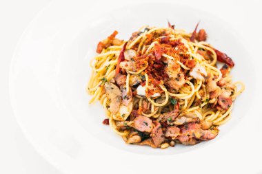 Spagetti pastırma sarımsak ile