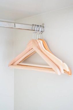 Boş elbise askısı 