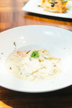 Spagetti carbonara beyaz plaka