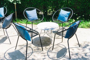 Yastık ile veranda sandalye ve masa ayarla