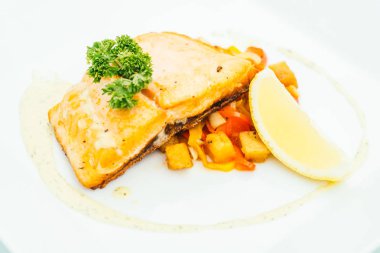 Beyaz tabak içinde somon steak