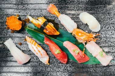 Ham ve taze somon balığı karides ve diğer suşi