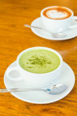 Sıcak yeşil matcha latte beyaz Kupası