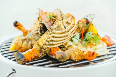 Karışık ızgara deniz ürünleri