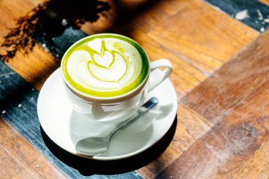 Yeşil çay, sütlü sütlü kahve.