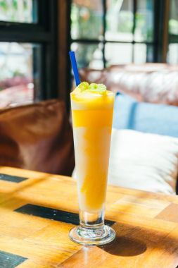 Mango smoothie cam içme buz