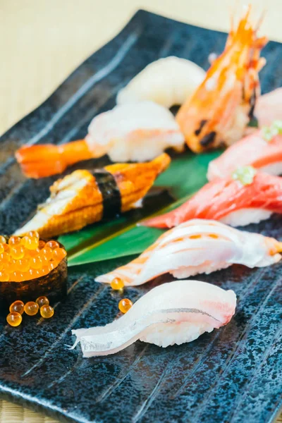 Camarones de atún de salmón crudo y fresco y otros sushi — Foto de Stock