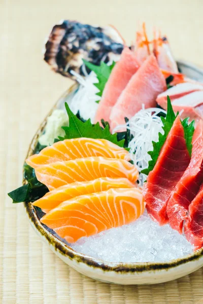 Ham ve taze somon balığı ve diğer sashimi Balık eti