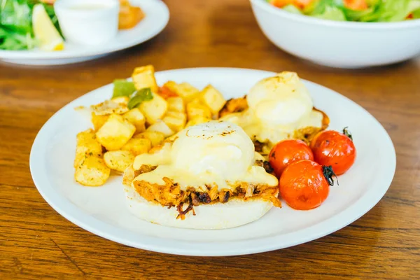 Yumurta benedict beyaz plaka