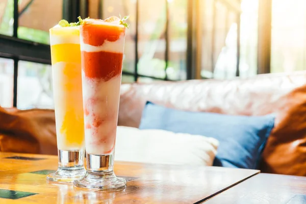 Çilek smoothies cam içme buz