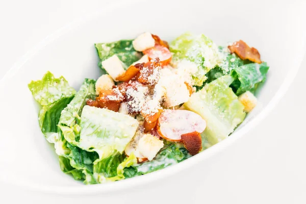Salada Caesar em tigela branca — Fotografia de Stock