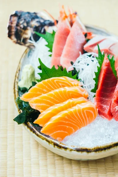 Atum de salmão cru e fresco e outra carne de peixe sashimi — Fotografia de Stock