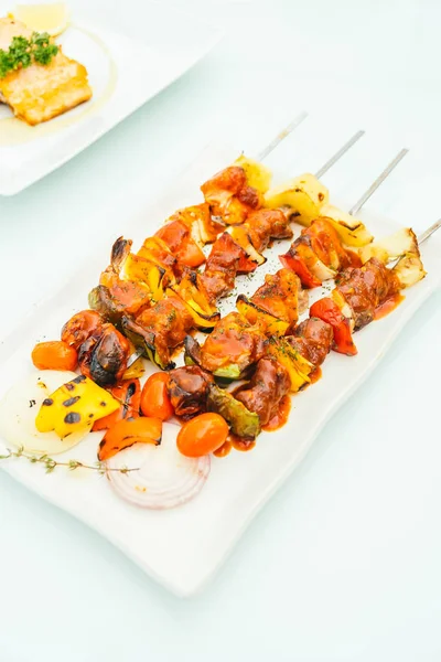 Barbekü et sopa beyaz plaka ızgara