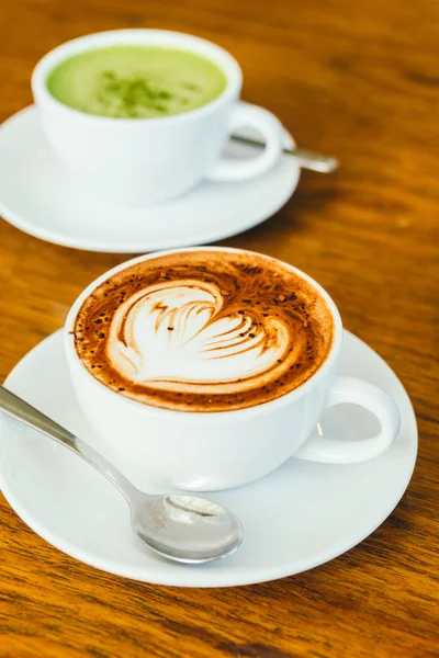 Beyaz fincan sıcak çikolatalı latte