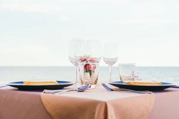 Ρομαντικό τραπέζι ρύθμιση με ποτήρι κρασί και άλλα — Φωτογραφία Αρχείου