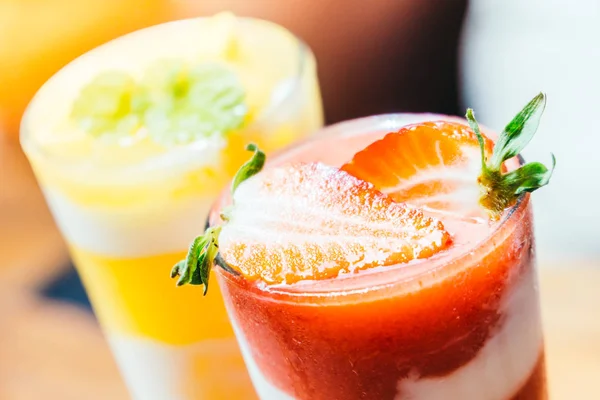 Çilek smoothies cam içme buz