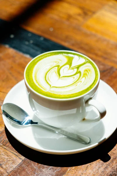 Té verde matcha latte en taza blanca — Foto de Stock