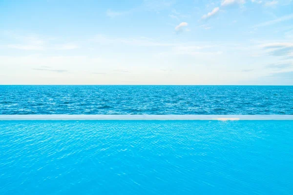 Piscina infinita com vista mar e oceano no céu azul — Fotografia de Stock