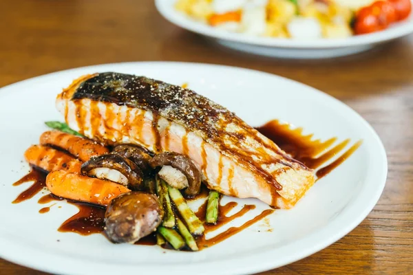 Filete de carne de salmón a la parrilla con verduras —  Fotos de Stock