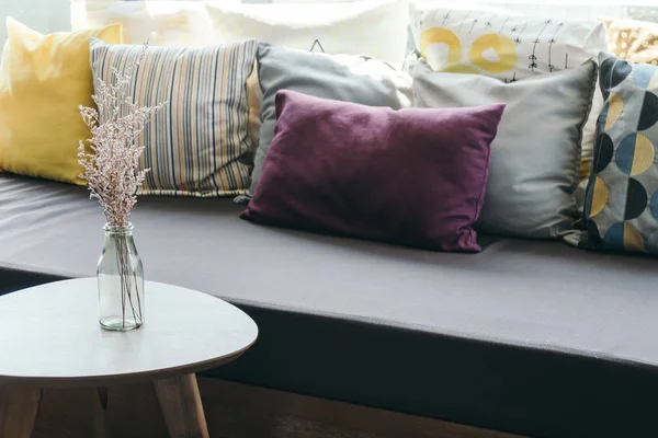 çiçek vazo yastık ve Kanepeli tablo dekorasyon