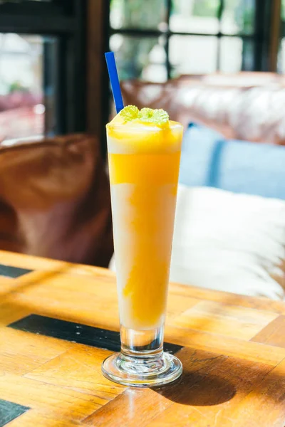 Ledové nápojové sklo mango lichotník — Stock fotografie