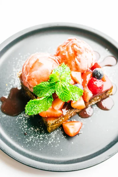 Şekerli tatlı çilek ve reçel ile bal tost ile