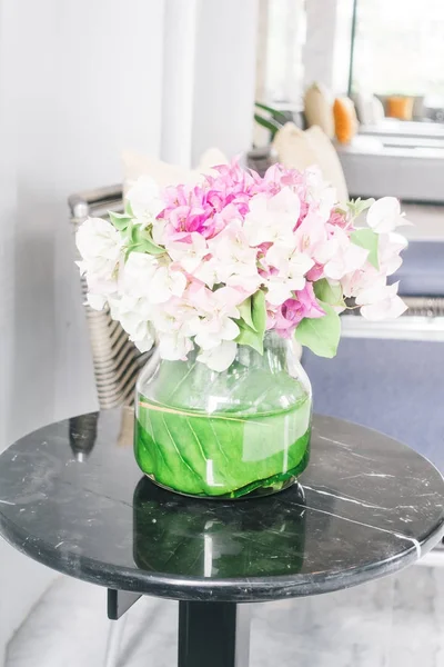 Vaso di fiori sul tavolo — Foto Stock