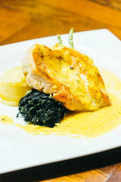 Sebzeli ızgara tavuk göğsü biftek